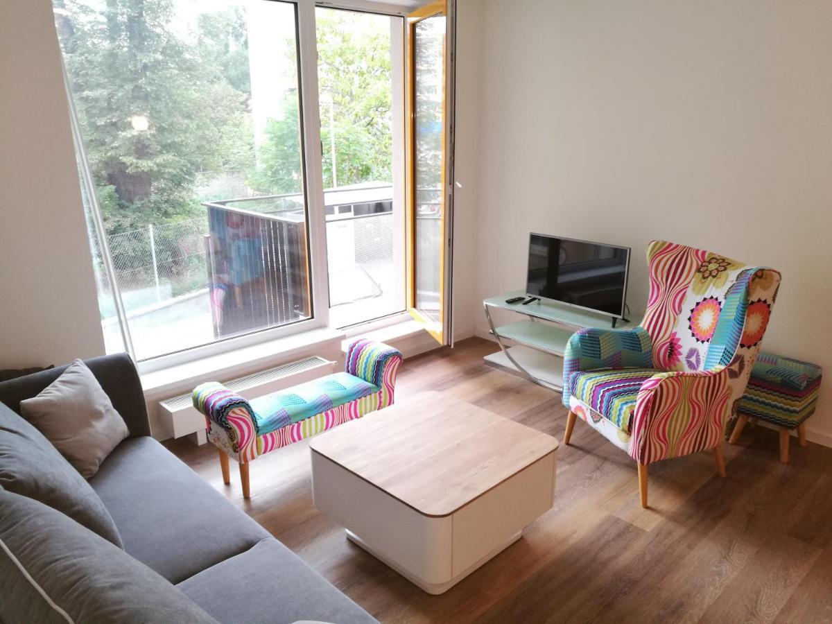 Bein Apartment With Parking Бърно Екстериор снимка