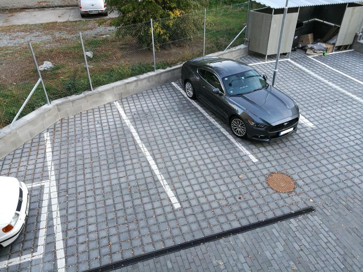Bein Apartment With Parking Бърно Екстериор снимка