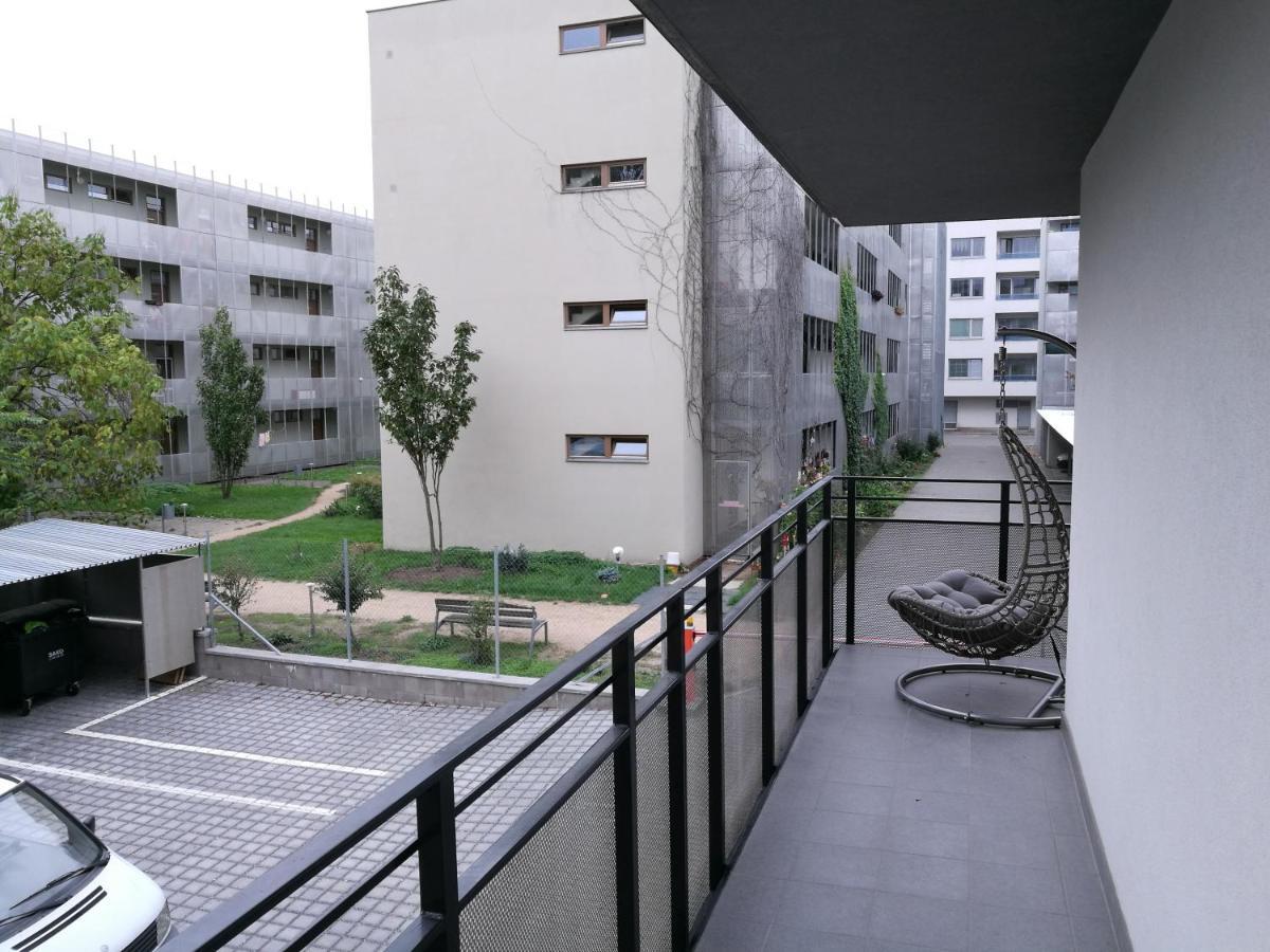 Bein Apartment With Parking Бърно Екстериор снимка